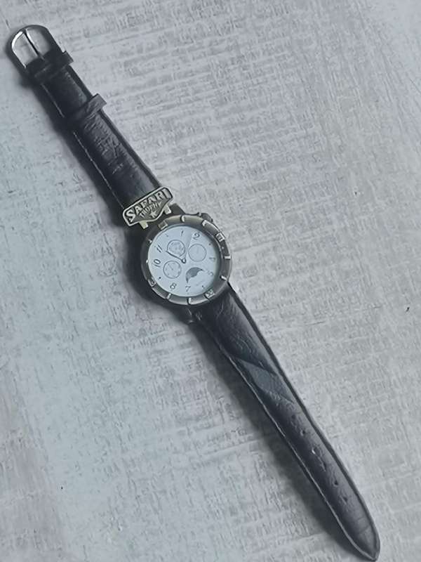 MENS VINTAGE SAFARI TROPHY WATCH IN EXCELLENT WORKING CONDITION