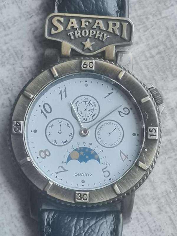 MENS VINTAGE SAFARI TROPHY WATCH IN EXCELLENT WORKING CONDITION