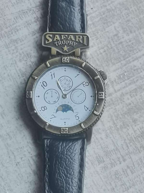 MENS VINTAGE SAFARI TROPHY WATCH IN EXCELLENT WORKING CONDITION