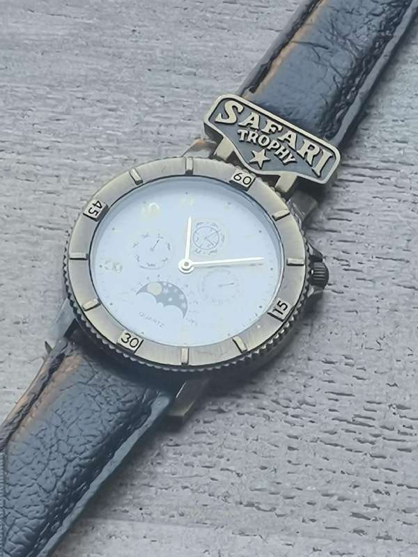 MENS VINTAGE SAFARI TROPHY WATCH IN EXCELLENT WORKING CONDITION