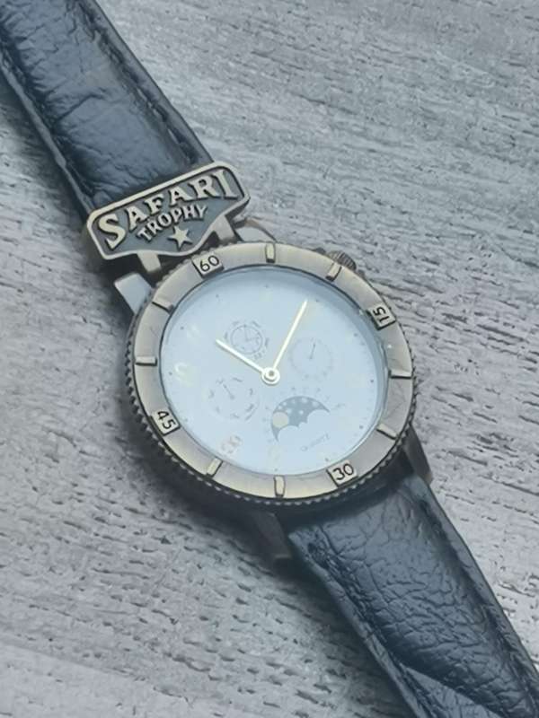 MENS VINTAGE SAFARI TROPHY WATCH IN EXCELLENT WORKING CONDITION