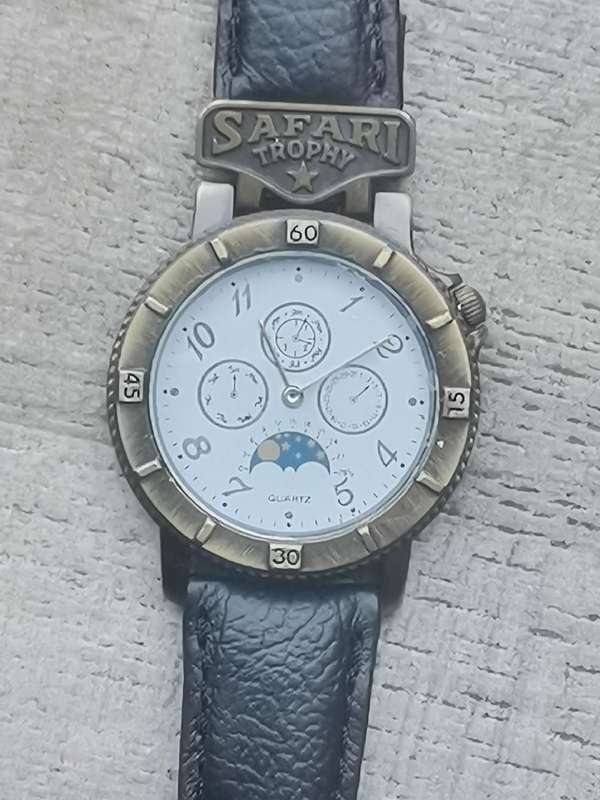 MENS VINTAGE SAFARI TROPHY WATCH IN EXCELLENT WORKING CONDITION