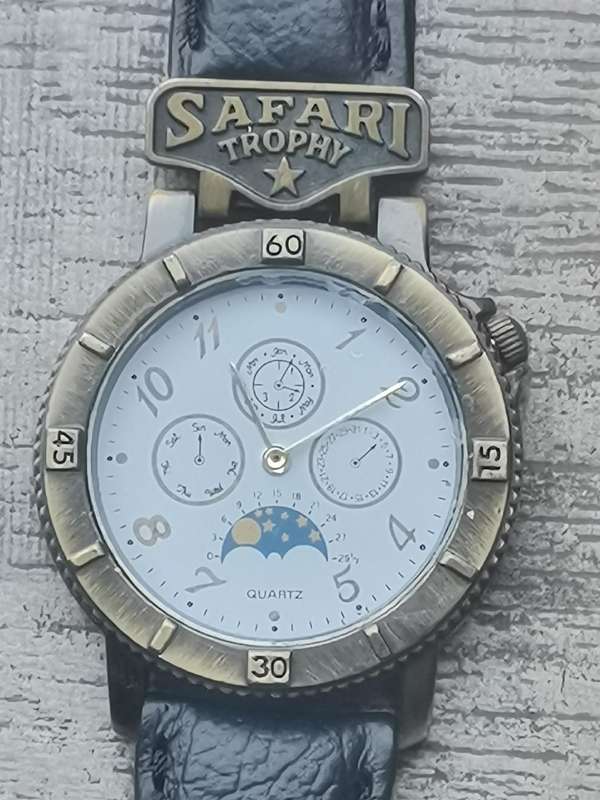MENS VINTAGE SAFARI TROPHY WATCH IN EXCELLENT WORKING CONDITION