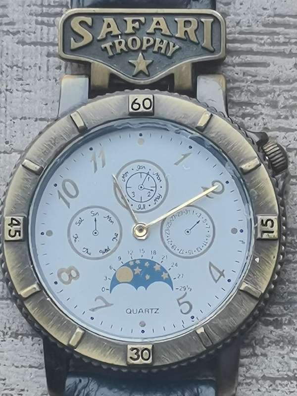MENS VINTAGE SAFARI TROPHY WATCH IN EXCELLENT WORKING CONDITION