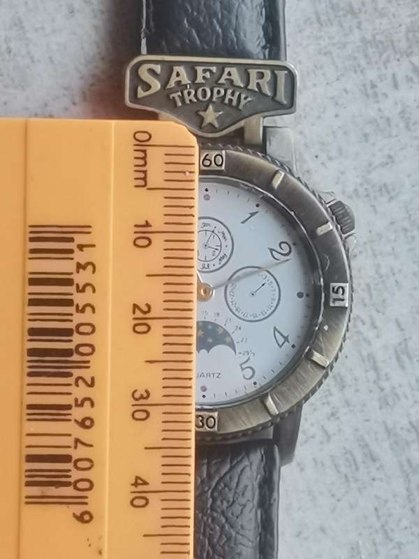 MENS VINTAGE SAFARI TROPHY WATCH IN EXCELLENT WORKING CONDITION
