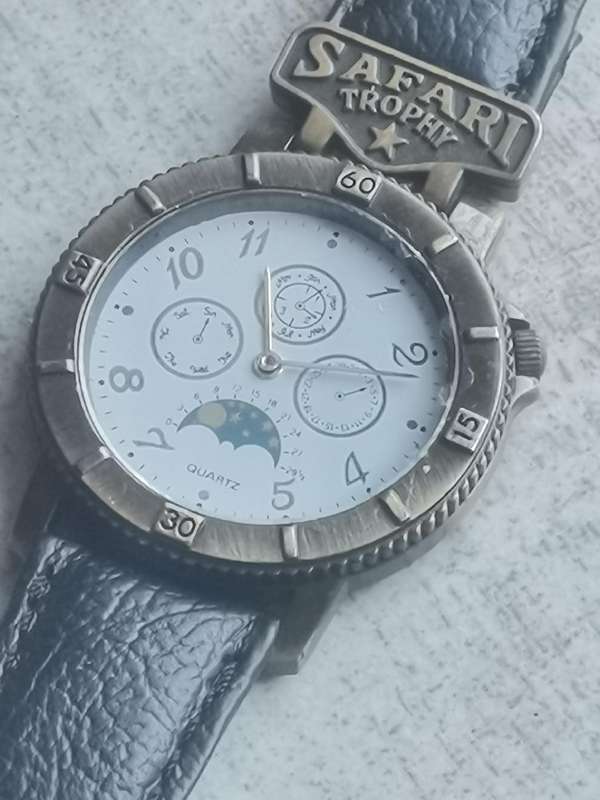 MENS VINTAGE SAFARI TROPHY WATCH IN EXCELLENT WORKING CONDITION