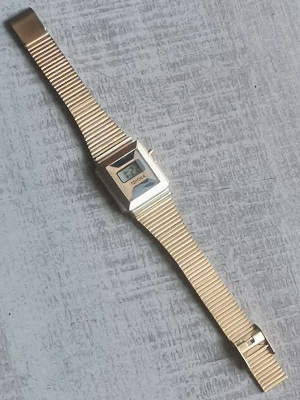 LADIES VINTAGE DIGITAL WATCH WITH STAINLESS STEEL GOLD STRAP IN EXCLT WORKING COND - 3 AVAILABLE