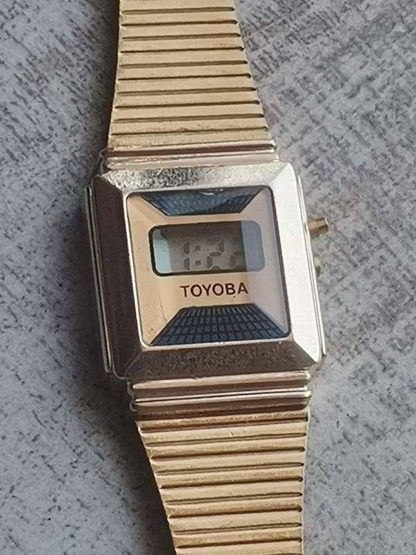 LADIES VINTAGE DIGITAL WATCH WITH STAINLESS STEEL GOLD STRAP IN EXCLT WORKING COND - 3 AVAILABLE