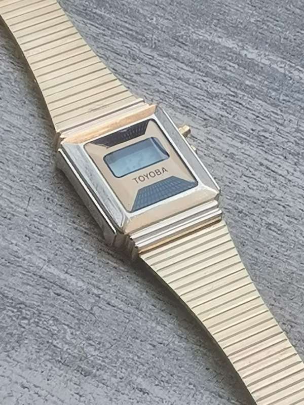 LADIES VINTAGE DIGITAL WATCH WITH STAINLESS STEEL GOLD STRAP IN EXCLT WORKING COND - 3 AVAILABLE