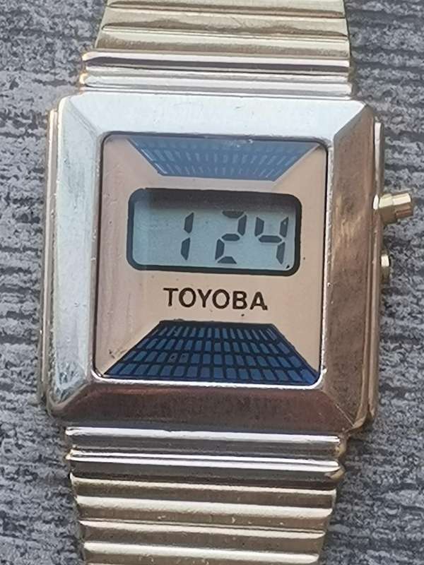 LADIES VINTAGE DIGITAL WATCH WITH STAINLESS STEEL GOLD STRAP IN EXCLT WORKING COND - 3 AVAILABLE