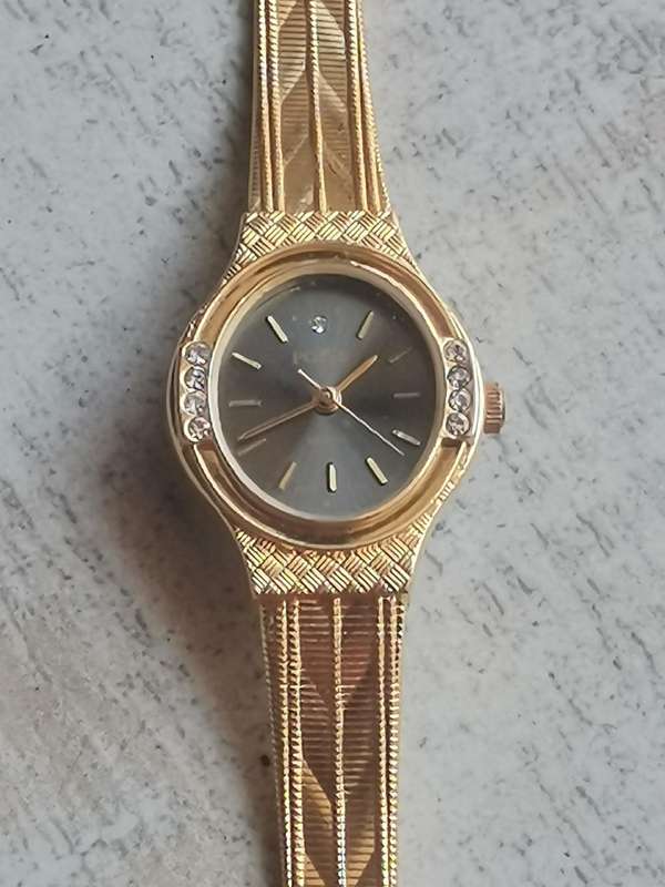 LADIES ALL GOLD PLATED POISE WATCH IN EXCELLENT WORKING CONDITION