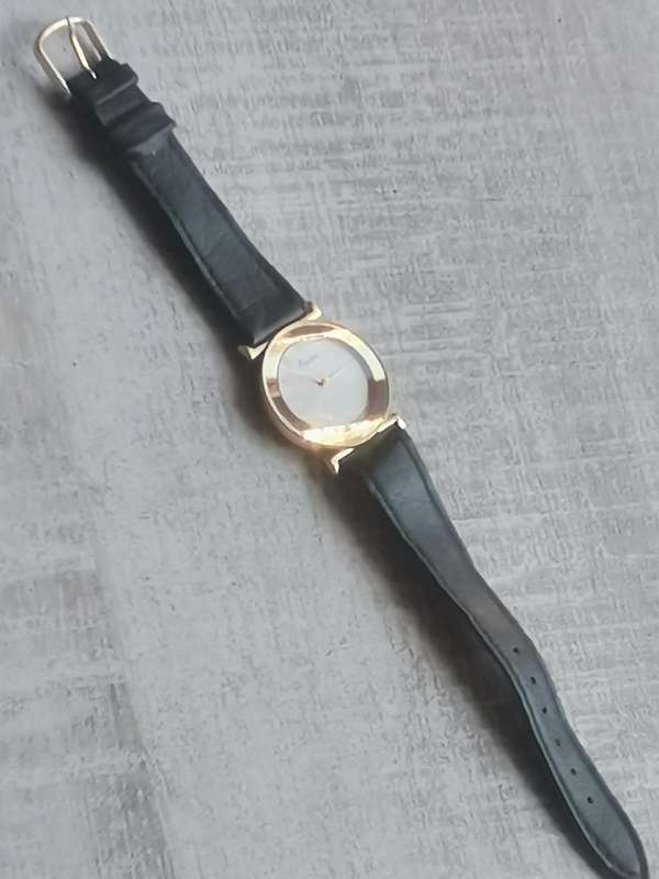 LADIES PARIS DESIGN WATCH IN EXCELLENT WORKING CONDITION