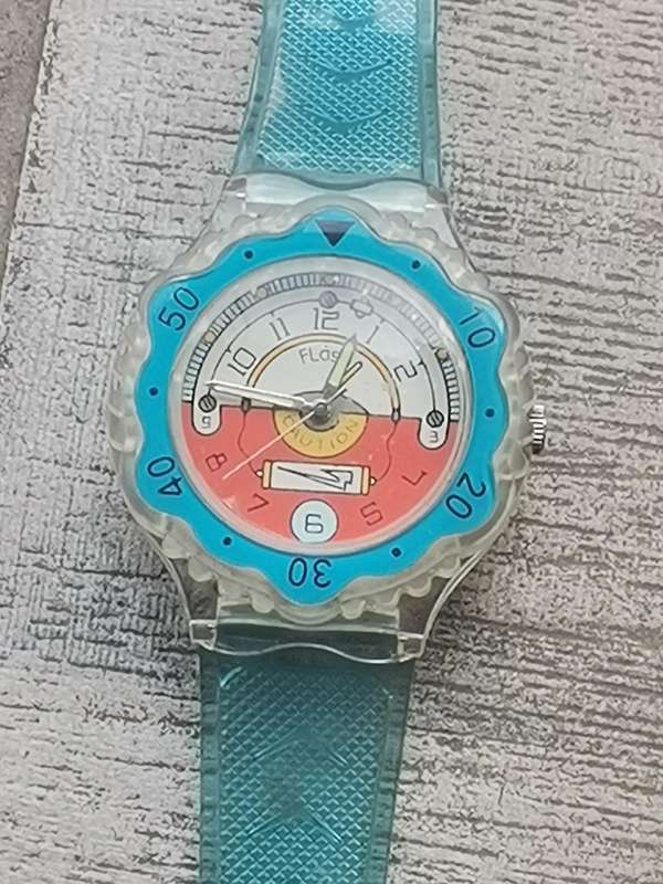 MENS VINTAGE FLASH WATCH WITH SEE-THROUGH BACK IN EXCELLENT WORKING CONDITION