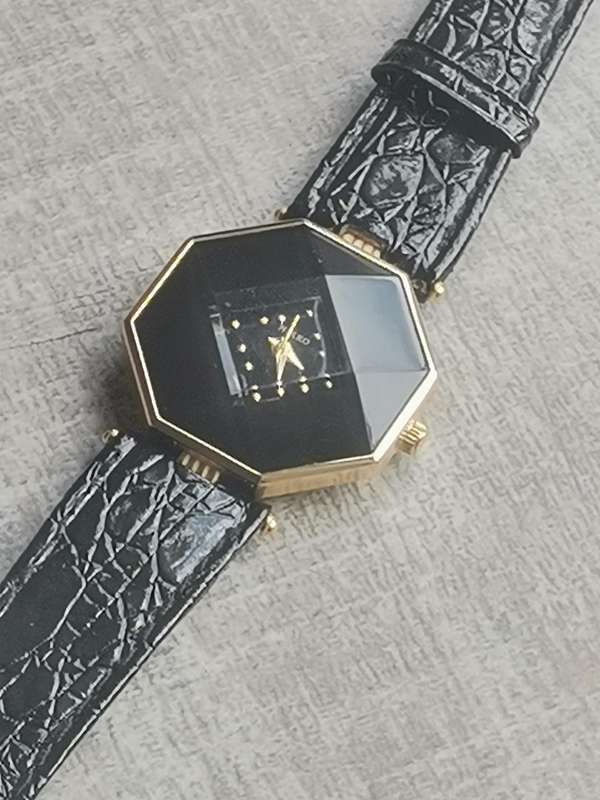 LADIES UNIQUE NIKKO WATCH IN EXCELLENT WORKING CONDITION