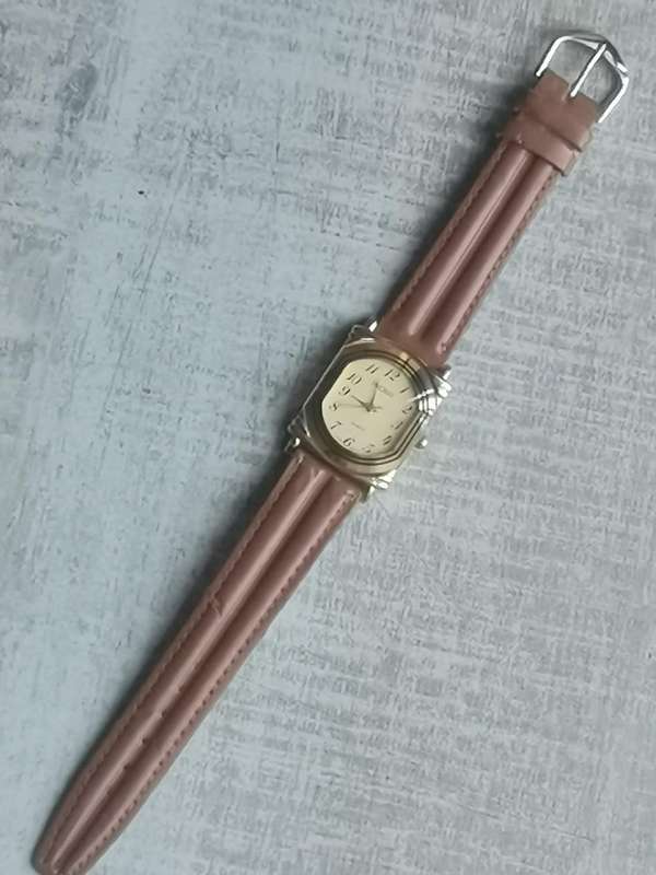 LADIES ELEGANT AND STYLISH PROWA VINTAGE WATCH IN EXCELLENT WORKING CONDITION