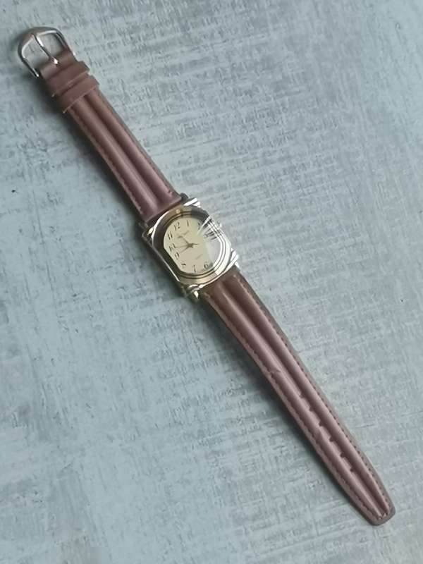 LADIES ELEGANT AND STYLISH PROWA VINTAGE WATCH IN EXCELLENT WORKING CONDITION