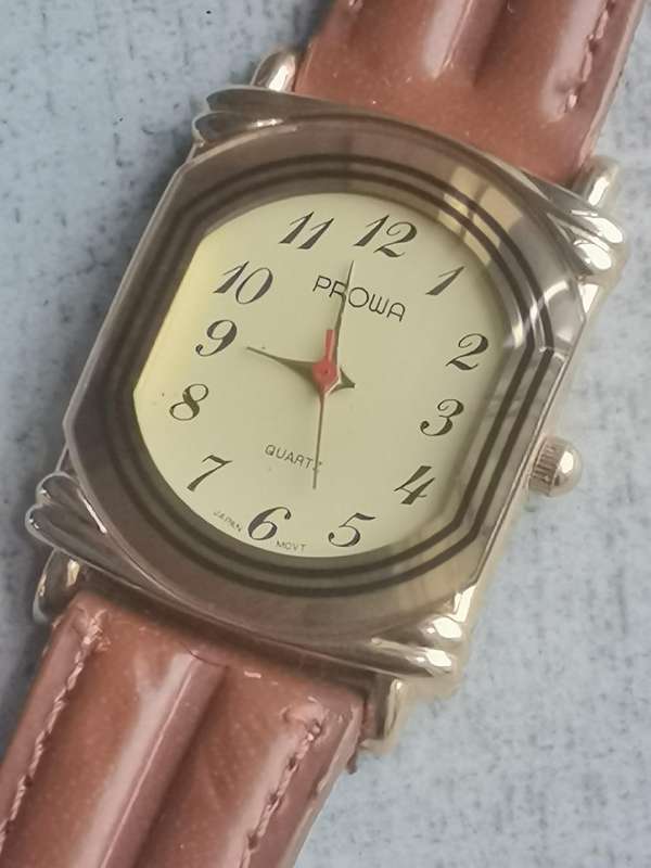LADIES ELEGANT AND STYLISH PROWA VINTAGE WATCH IN EXCELLENT WORKING CONDITION