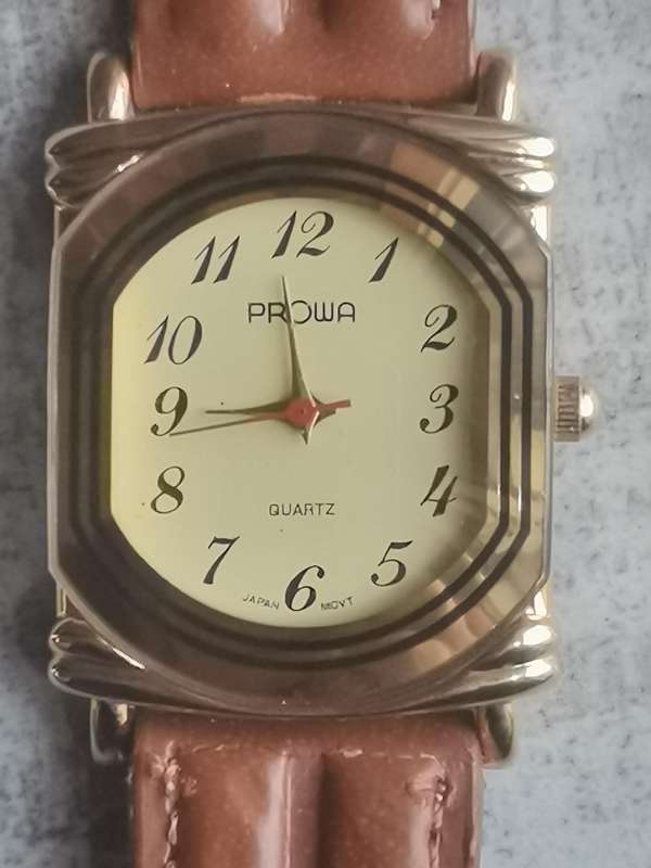 LADIES ELEGANT AND STYLISH PROWA VINTAGE WATCH IN EXCELLENT WORKING CONDITION