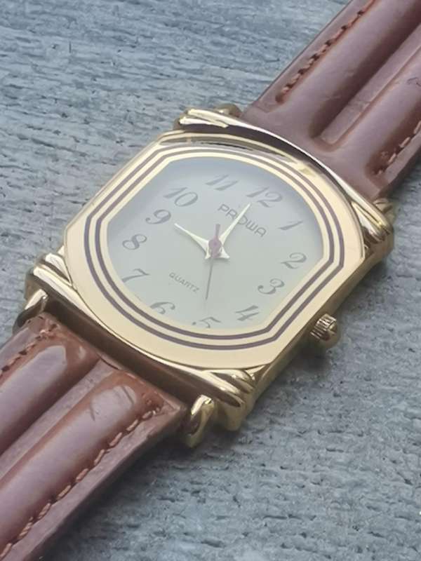 LADIES ELEGANT AND STYLISH PROWA VINTAGE WATCH IN EXCELLENT WORKING CONDITION