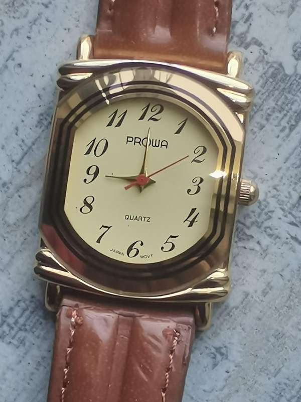 LADIES ELEGANT AND STYLISH PROWA VINTAGE WATCH IN EXCELLENT WORKING CONDITION
