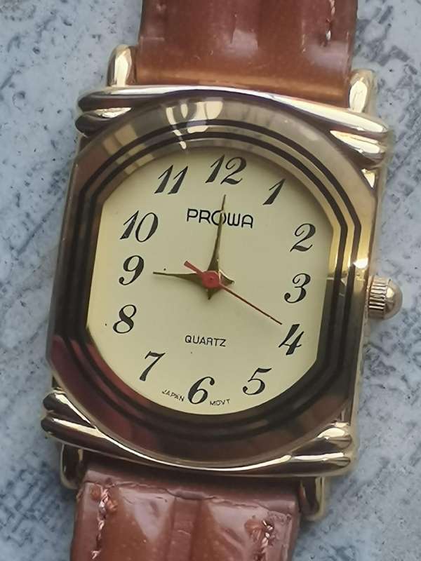 LADIES ELEGANT AND STYLISH PROWA VINTAGE WATCH IN EXCELLENT WORKING CONDITION