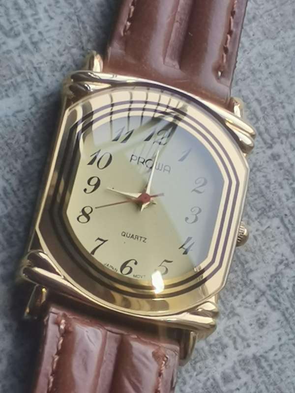 LADIES ELEGANT AND STYLISH PROWA VINTAGE WATCH IN EXCELLENT WORKING CONDITION