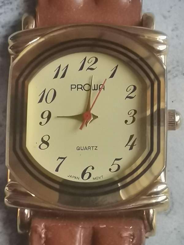 LADIES ELEGANT AND STYLISH PROWA VINTAGE WATCH IN EXCELLENT WORKING CONDITION