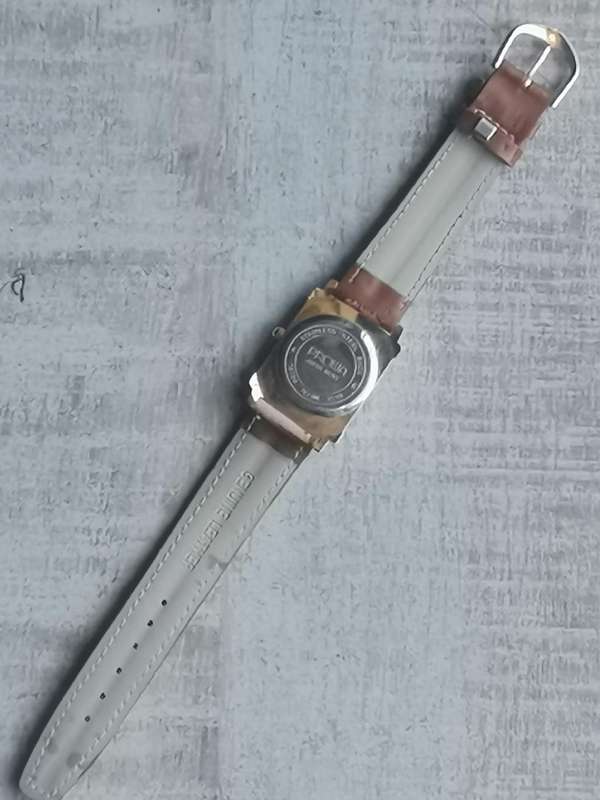 LADIES ELEGANT AND STYLISH PROWA VINTAGE WATCH IN EXCELLENT WORKING CONDITION
