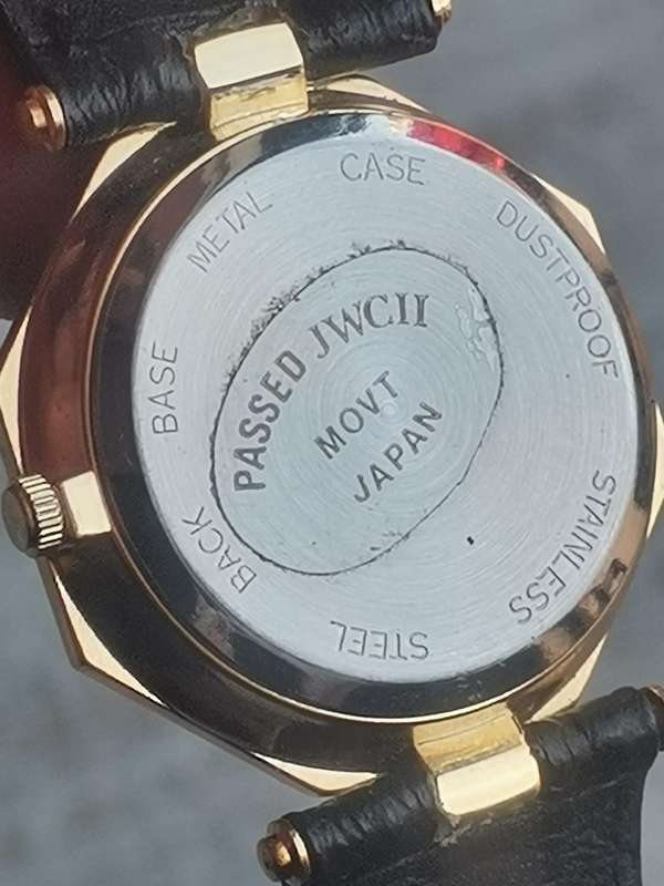 LADIES QUEST BLACK AND GOLD WATCH IN EXCELLENT WORKING CONDITION