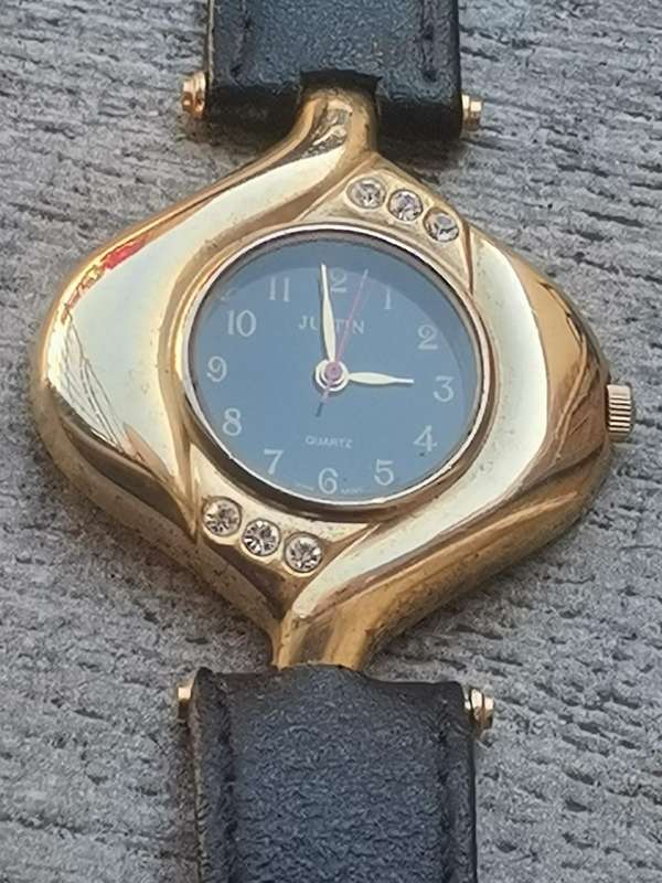 LADIES JUSTIN GOLD PLATED WATCH IN EXCELLENT WORKING CONDITION