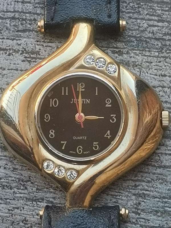 LADIES JUSTIN GOLD PLATED WATCH IN EXCELLENT WORKING CONDITION