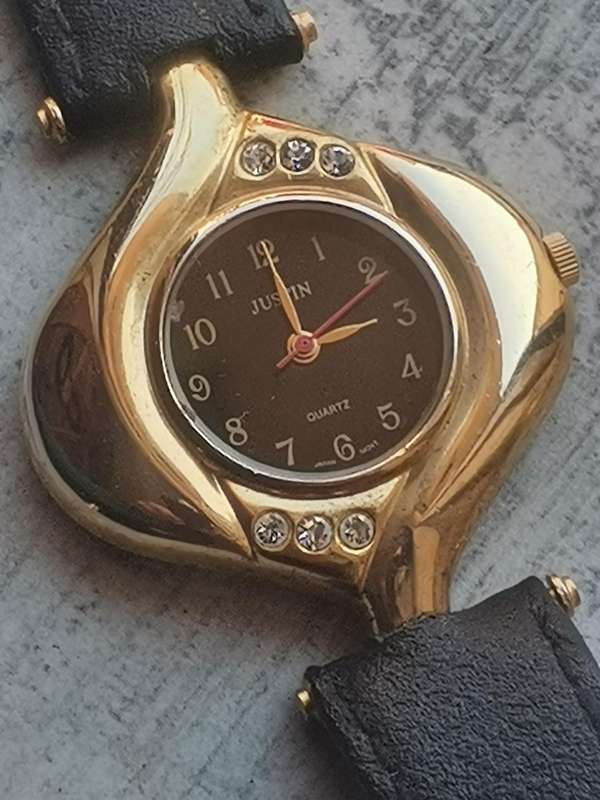 LADIES JUSTIN GOLD PLATED WATCH IN EXCELLENT WORKING CONDITION