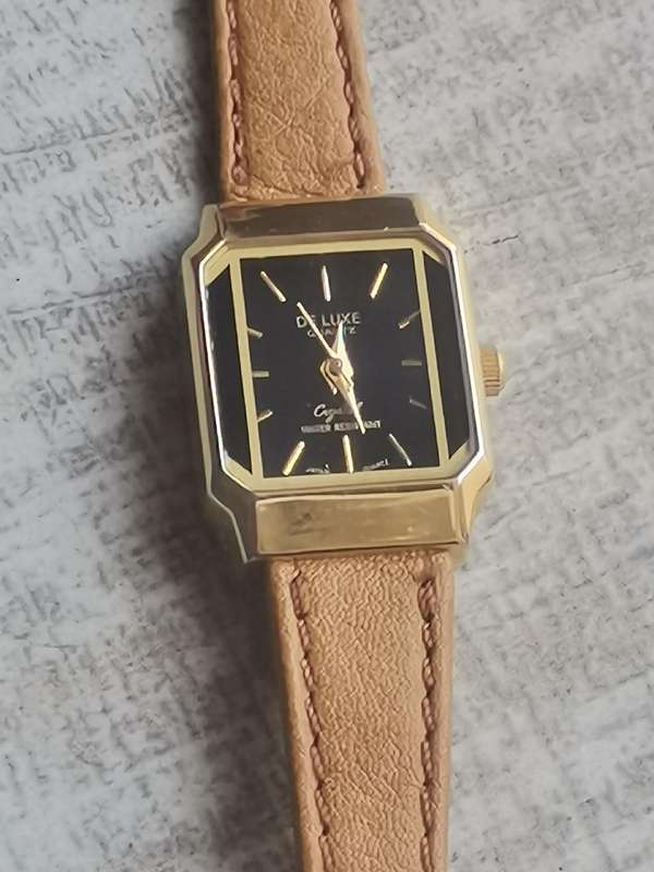 LADIES ELEGANT DE LUXE 18K GOLD PLATED WATCH IN EXCELLENT WORKING CONDITION