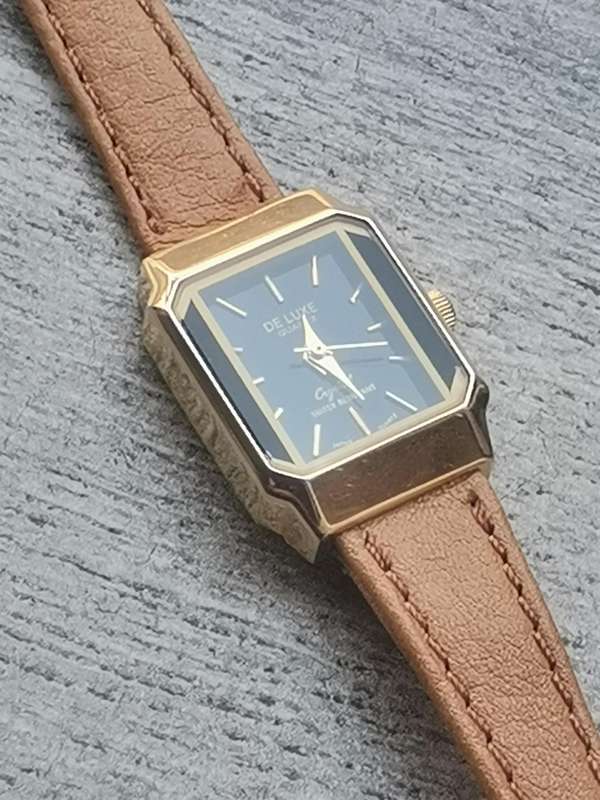 LADIES ELEGANT DE LUXE 18K GOLD PLATED WATCH IN EXCELLENT WORKING CONDITION