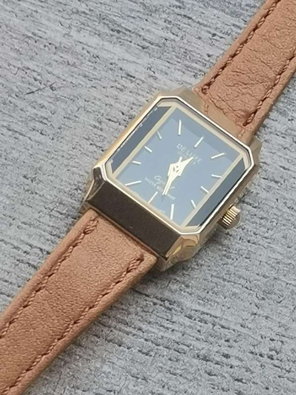 LADIES ELEGANT DE LUXE 18K GOLD PLATED WATCH IN EXCELLENT WORKING CONDITION