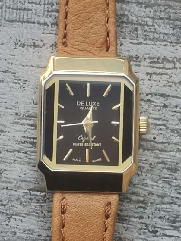 LADIES ELEGANT DE LUXE 18K GOLD PLATED WATCH IN EXCELLENT WORKING CONDITION