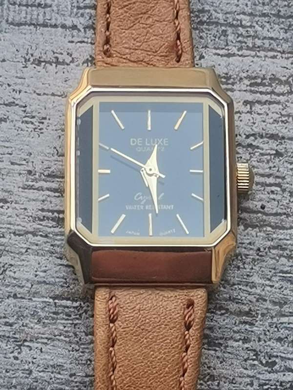 LADIES ELEGANT DE LUXE 18K GOLD PLATED WATCH IN EXCELLENT WORKING CONDITION