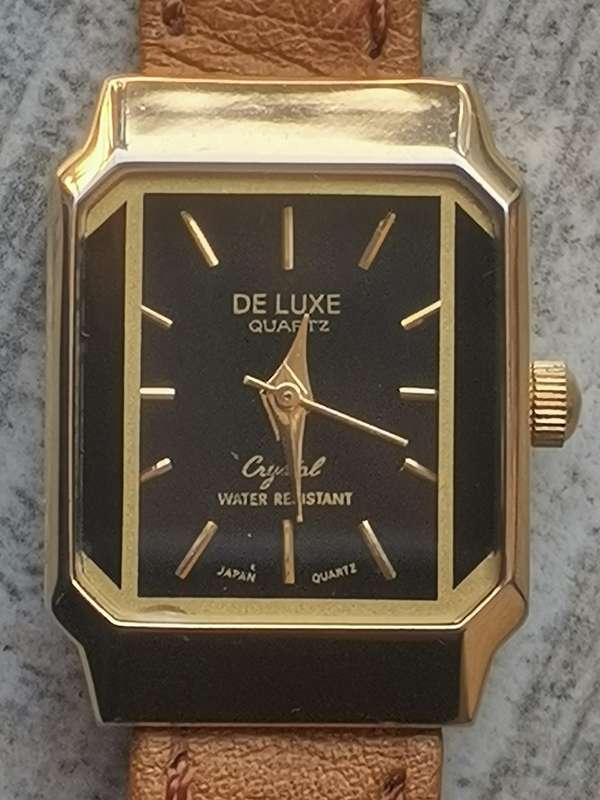 LADIES ELEGANT DE LUXE 18K GOLD PLATED WATCH IN EXCELLENT WORKING CONDITION