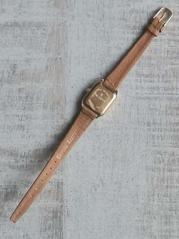 LADIES ELEGANT DE LUXE 18K GOLD PLATED WATCH IN EXCELLENT WORKING CONDITION