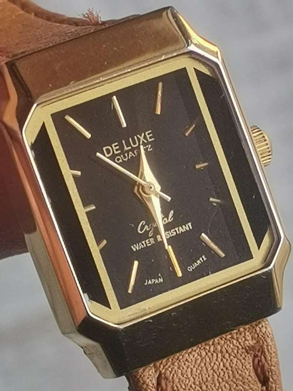 LADIES ELEGANT DE LUXE 18K GOLD PLATED WATCH IN EXCELLENT WORKING CONDITION