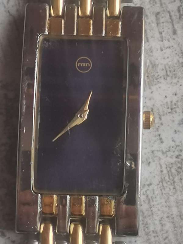 UNISEX MN 2 TONE GOLD AND SILVER WATCH IN EXCELLENT WORKING CONDITION