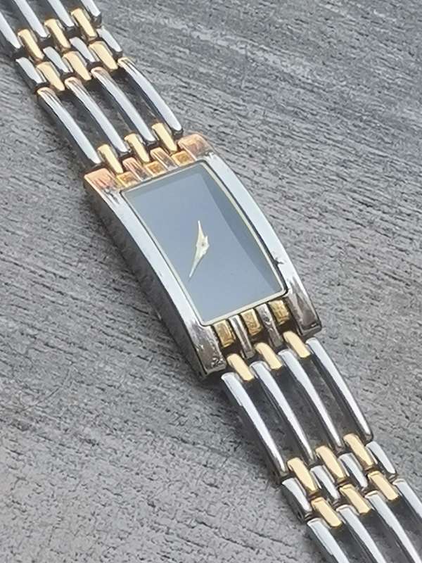 UNISEX MN 2 TONE GOLD AND SILVER WATCH IN EXCELLENT WORKING CONDITION