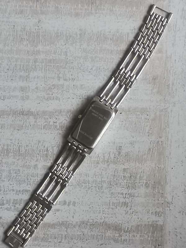 UNISEX MN 2 TONE GOLD AND SILVER WATCH IN EXCELLENT WORKING CONDITION