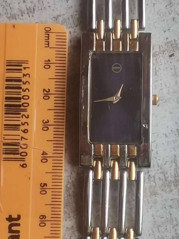 UNISEX MN 2 TONE GOLD AND SILVER WATCH IN EXCELLENT WORKING CONDITION