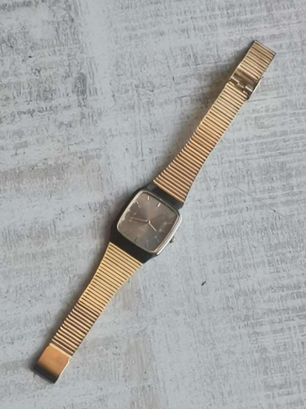 MENS VINTAGE JAKKO WATCH WITH GOLD PLATED STEEL STRAP IN EXCELLENT WORKING CONDITION
