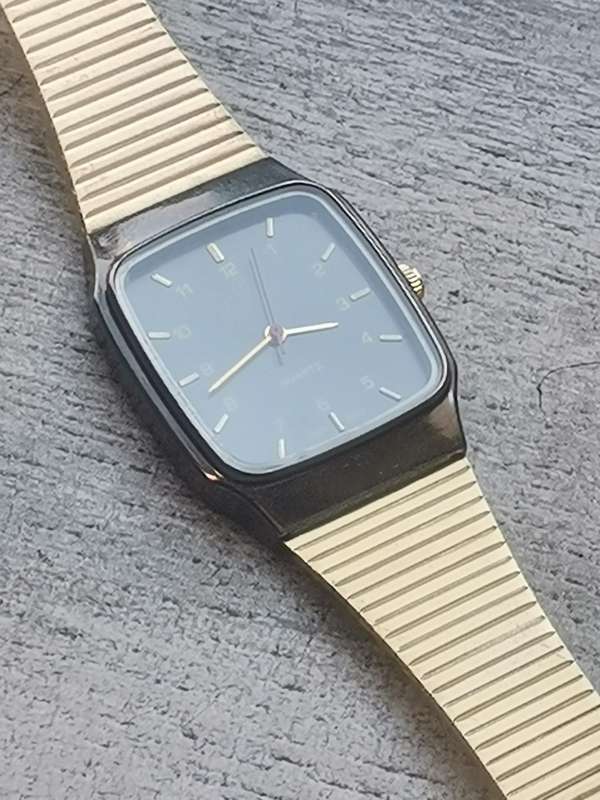 MENS VINTAGE JAKKO WATCH WITH GOLD PLATED STEEL STRAP IN EXCELLENT WORKING CONDITION