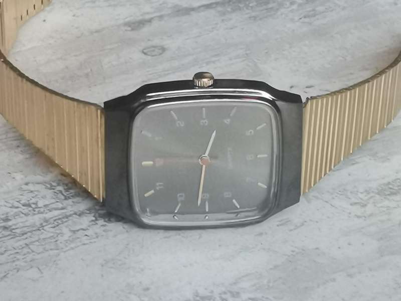 MENS VINTAGE JAKKO WATCH WITH GOLD PLATED STEEL STRAP IN EXCELLENT WORKING CONDITION