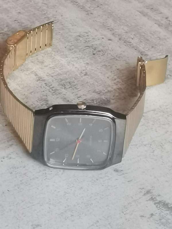 MENS VINTAGE JAKKO WATCH WITH GOLD PLATED STEEL STRAP IN EXCELLENT WORKING CONDITION