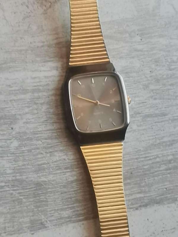 MENS VINTAGE JAKKO WATCH WITH GOLD PLATED STEEL STRAP IN EXCELLENT WORKING CONDITION