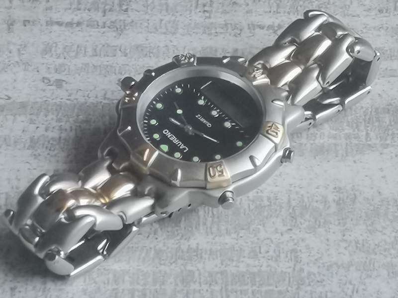 MENS VINTAGE LAURENO ANALOG/DIGITAL WATCH WITH ROTATING BEZEL IN EXCELLENT WORKING CONDITION